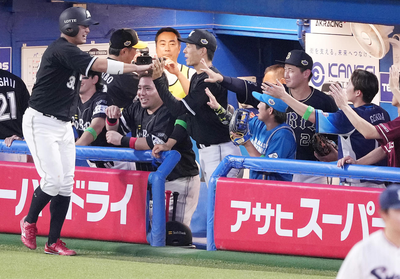 全セ対全パ　2回表全パ2死一塁、周東の右適時二塁打で生還した佐藤（左）はナインと笑顔でハイタッチ（撮影・鈴木みどり）