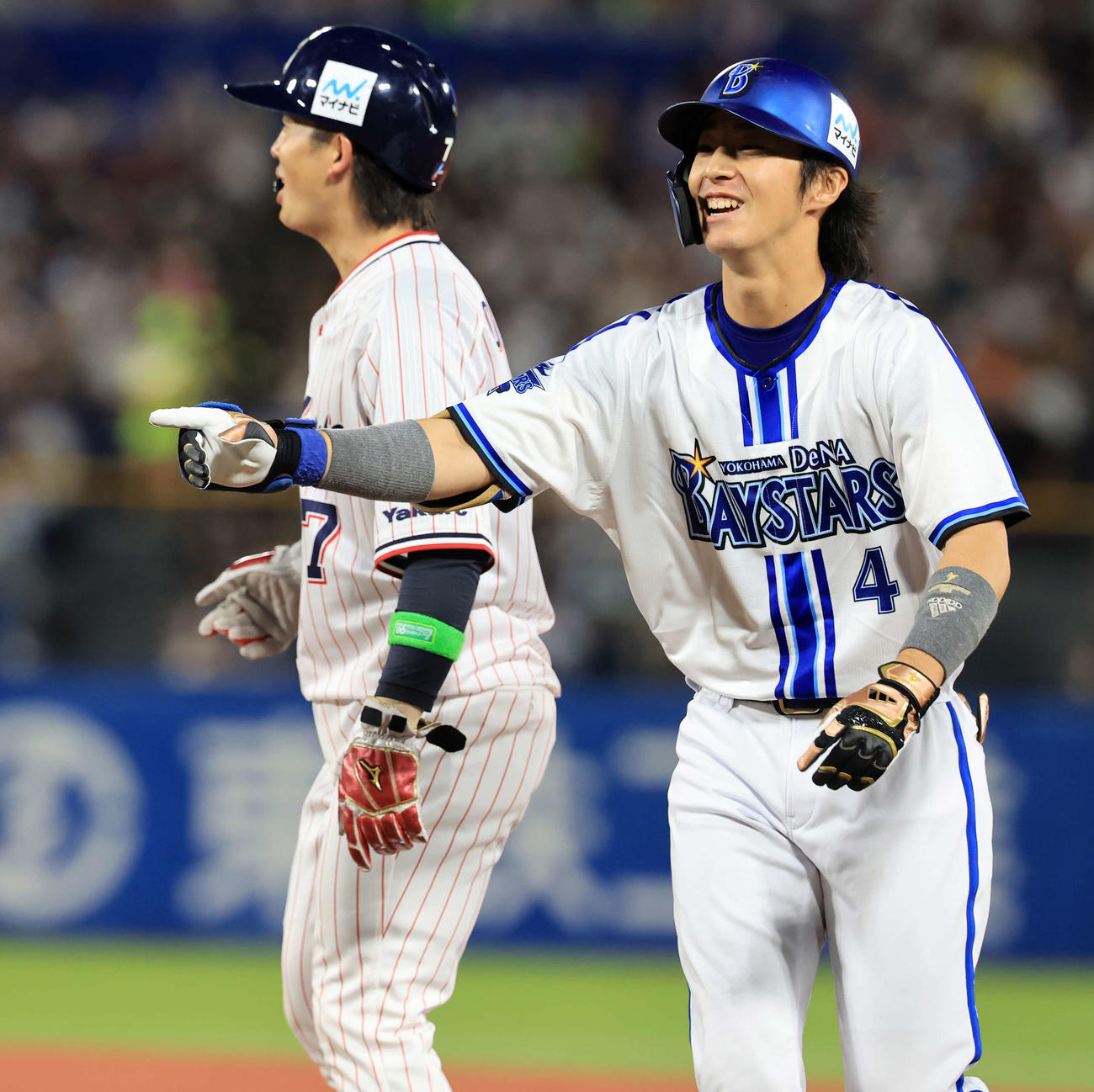 全セ対全パ　2回裏全セ1死満塁、左飛を放った度会（右）だが、三塁走者サンタナが走らず、苦笑して抗議する（撮影・浅見桂子）