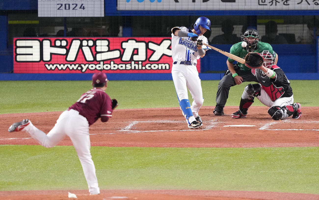 全セ対全パ　2回裏全セ1死満塁、左飛に倒れる度会。投手藤井（撮影・鈴木みどり）