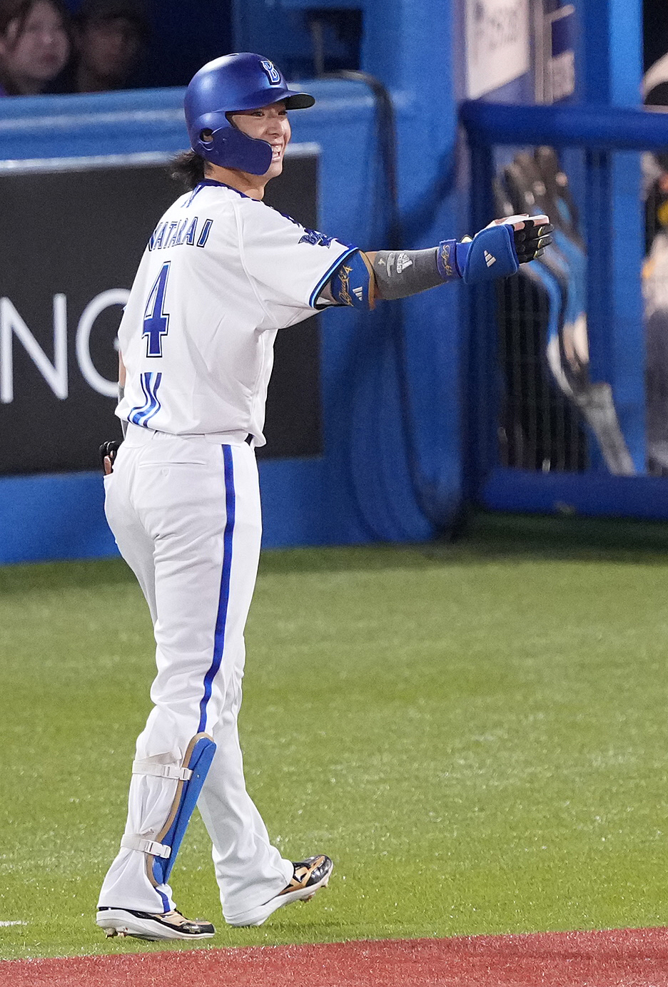 全セ対全パ　2回裏全セ1死満塁、左飛に倒れた度会は三塁走者サンタナに謝られ笑顔（撮影・鈴木みどり）