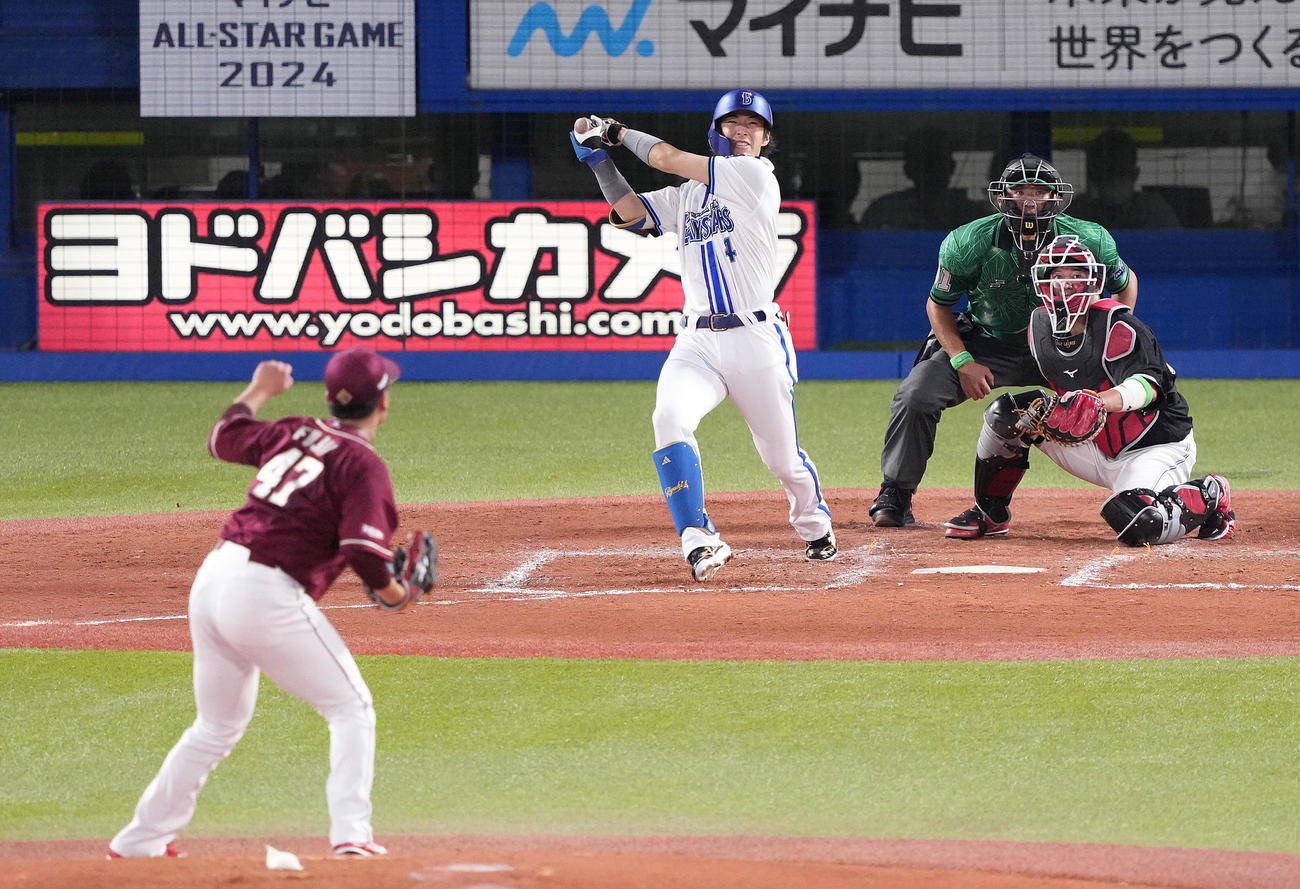 全セ対全パ　2回裏全セ1死満塁、左飛に倒れる度会。投手藤井（撮影・鈴木みどり）