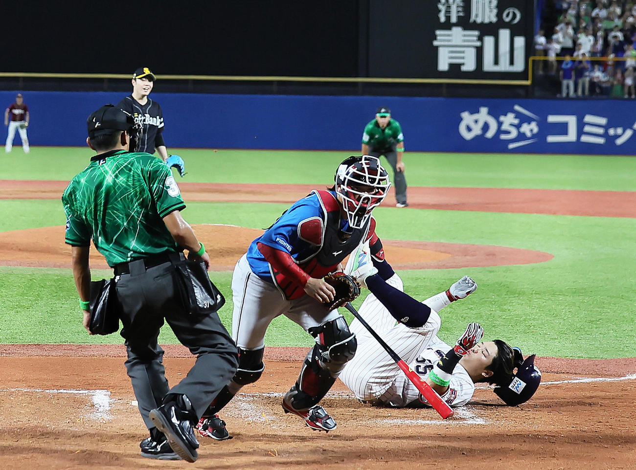 全セ対全パ　7回裏全セ無死一塁、投手松本裕の頭部付近への投球を倒れながらよける村上（撮影・足立雅史）