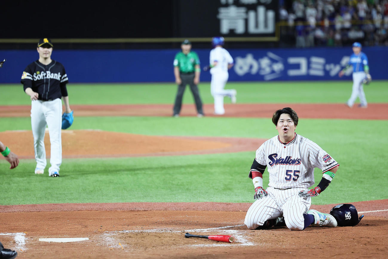 「マイナビオールスターゲーム2024」第2戦　全セ対全パ　7回裏全セ無死一塁、投手松本裕（左）の頭部付近への投球を倒れながらよけた村上は驚きの表情を浮かべる（撮影・足立雅史）