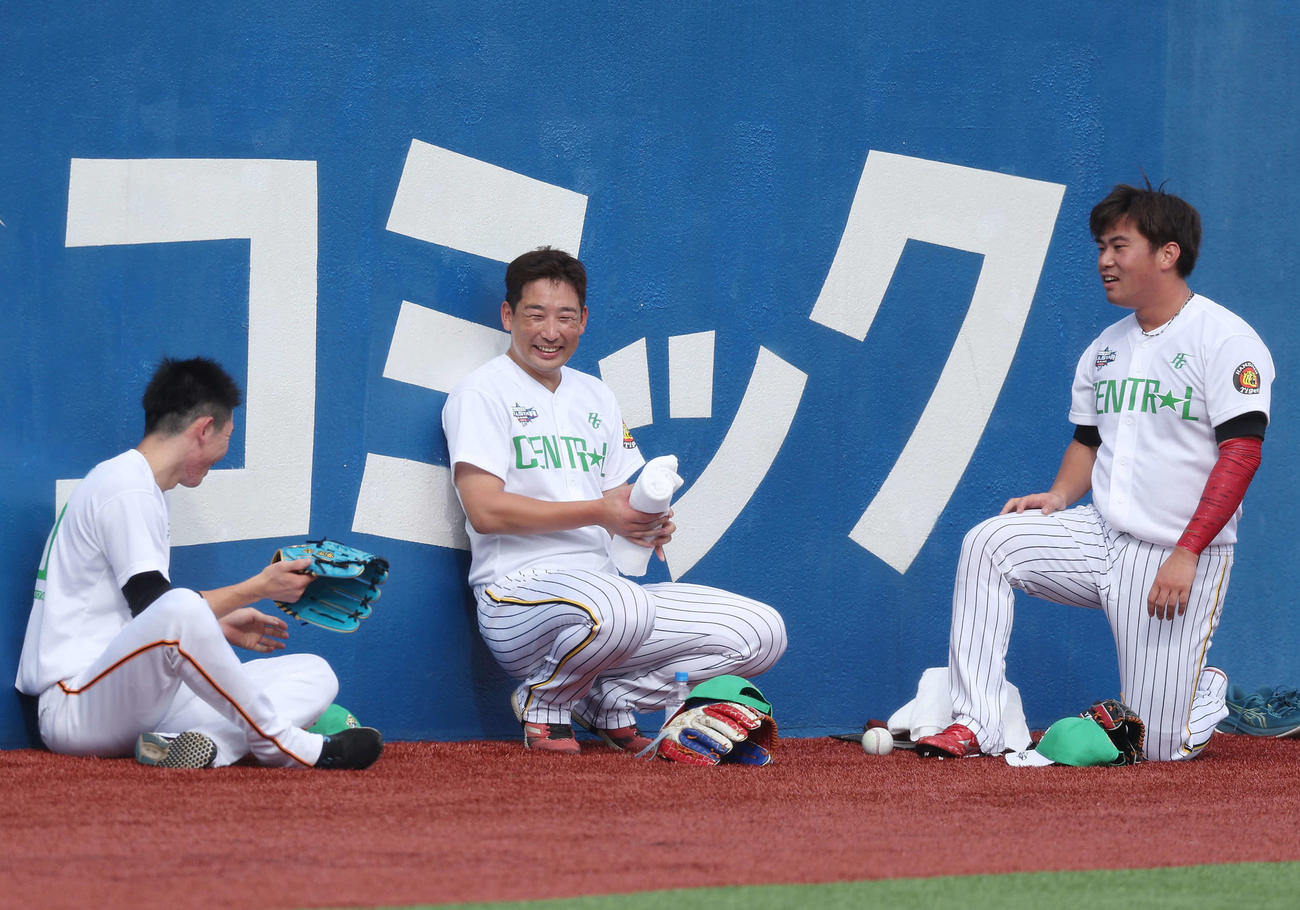 全セ対全パ　試合前練習で談笑する、左から巨人戸郷、阪神岩崎、桐敷（撮影・前田充）