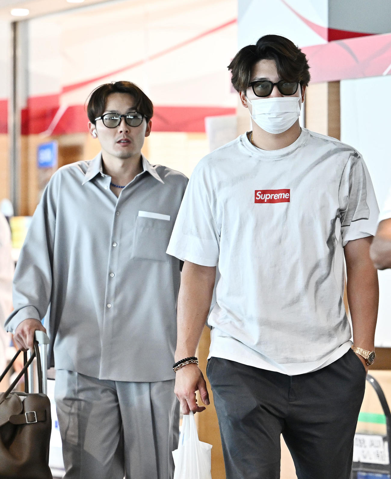 新千歳空港から移動するヤクルト村上（右）と西武源田（撮影・滝沢徹郎）