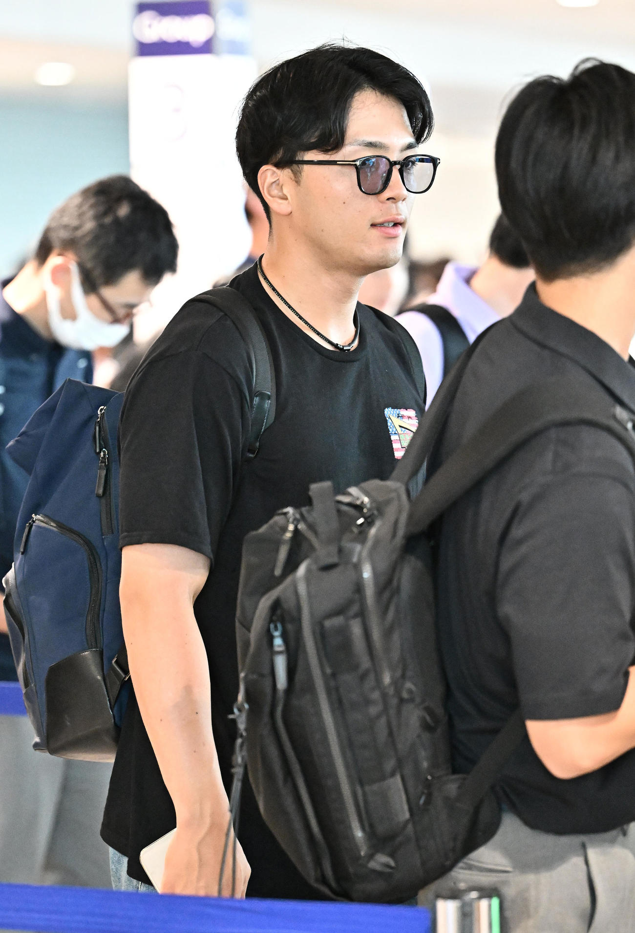 新千歳空港から移動する日本ハム郡司（撮影・滝沢徹郎）