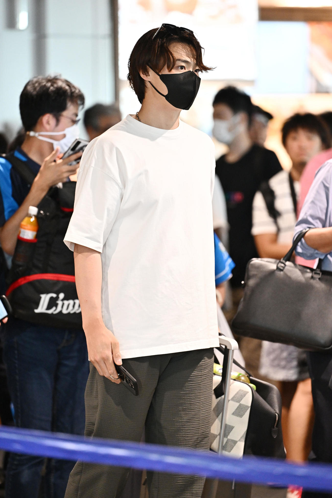 新千歳空港から移動する日本ハム山崎（撮影・滝沢徹郎）