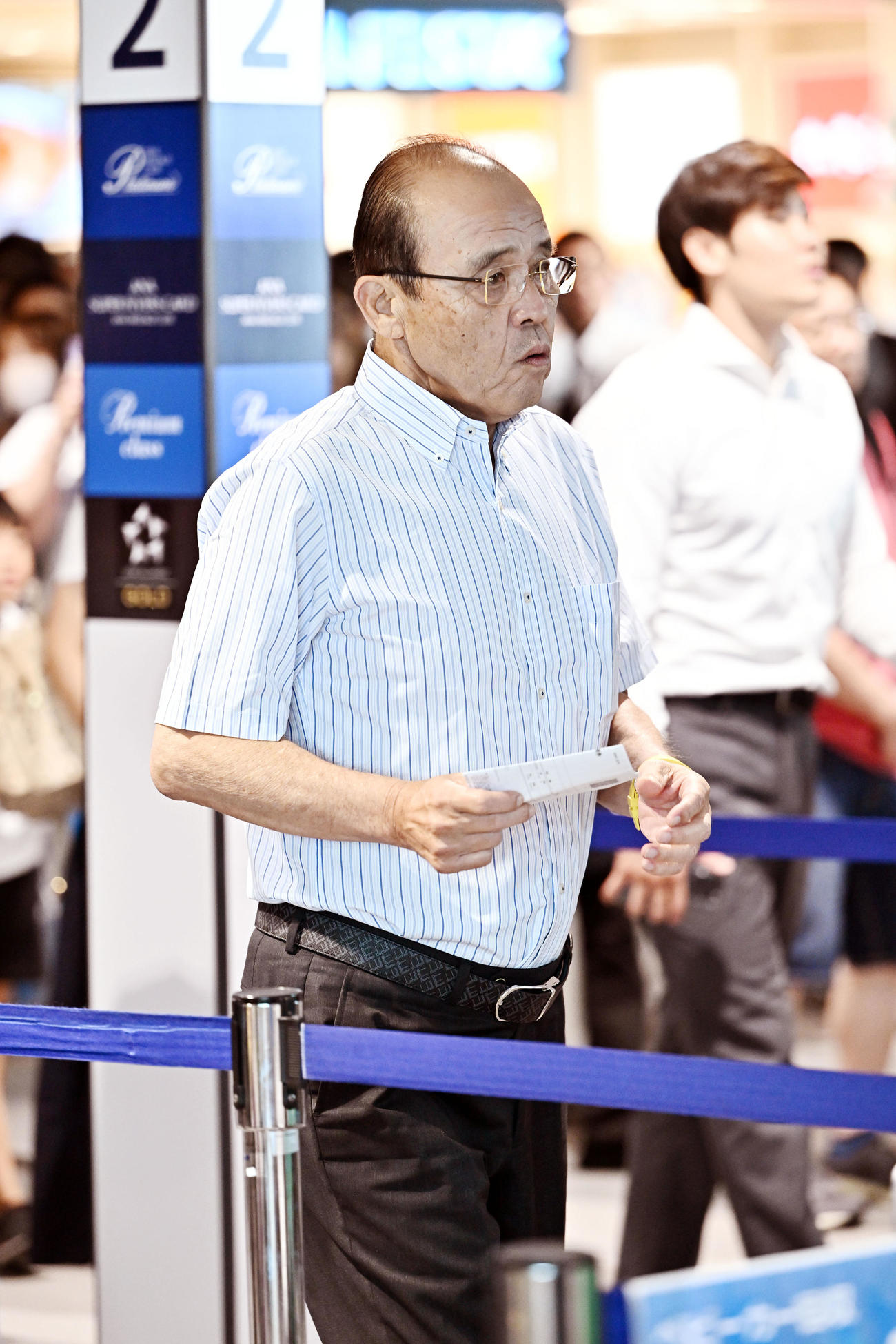 新千歳空港から移動する阪神岡田監督（撮影・滝沢徹郎）