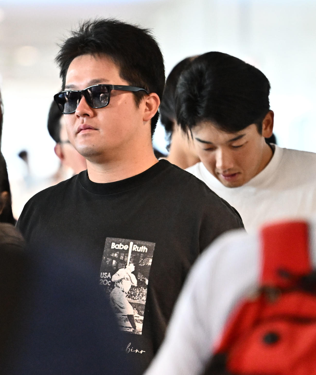 新千歳空港から移動するDeNA牧（左）と山本（撮影・滝沢徹郎）