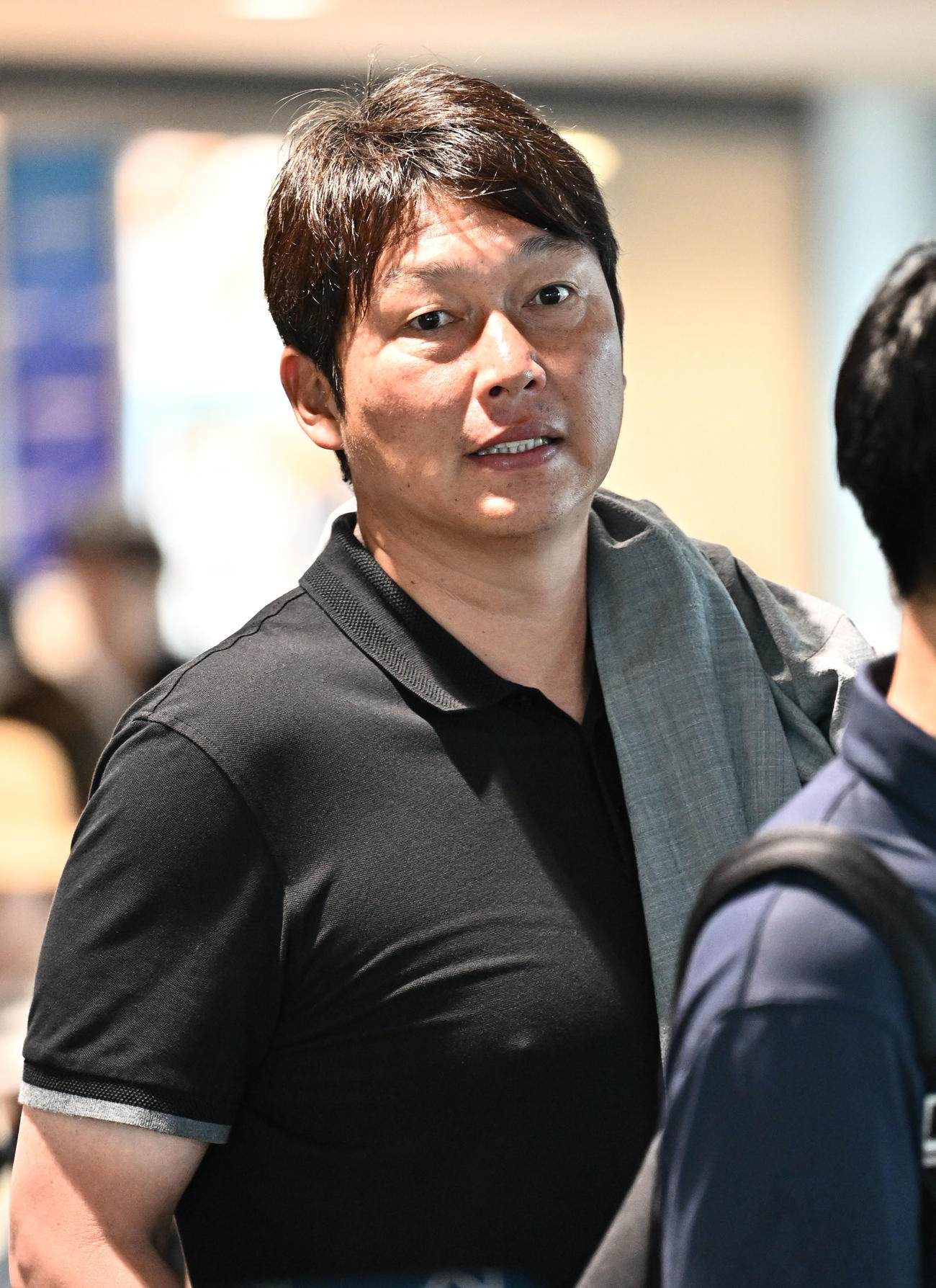 新千歳空港から移動する広島新井監督（撮影・滝沢徹郎）