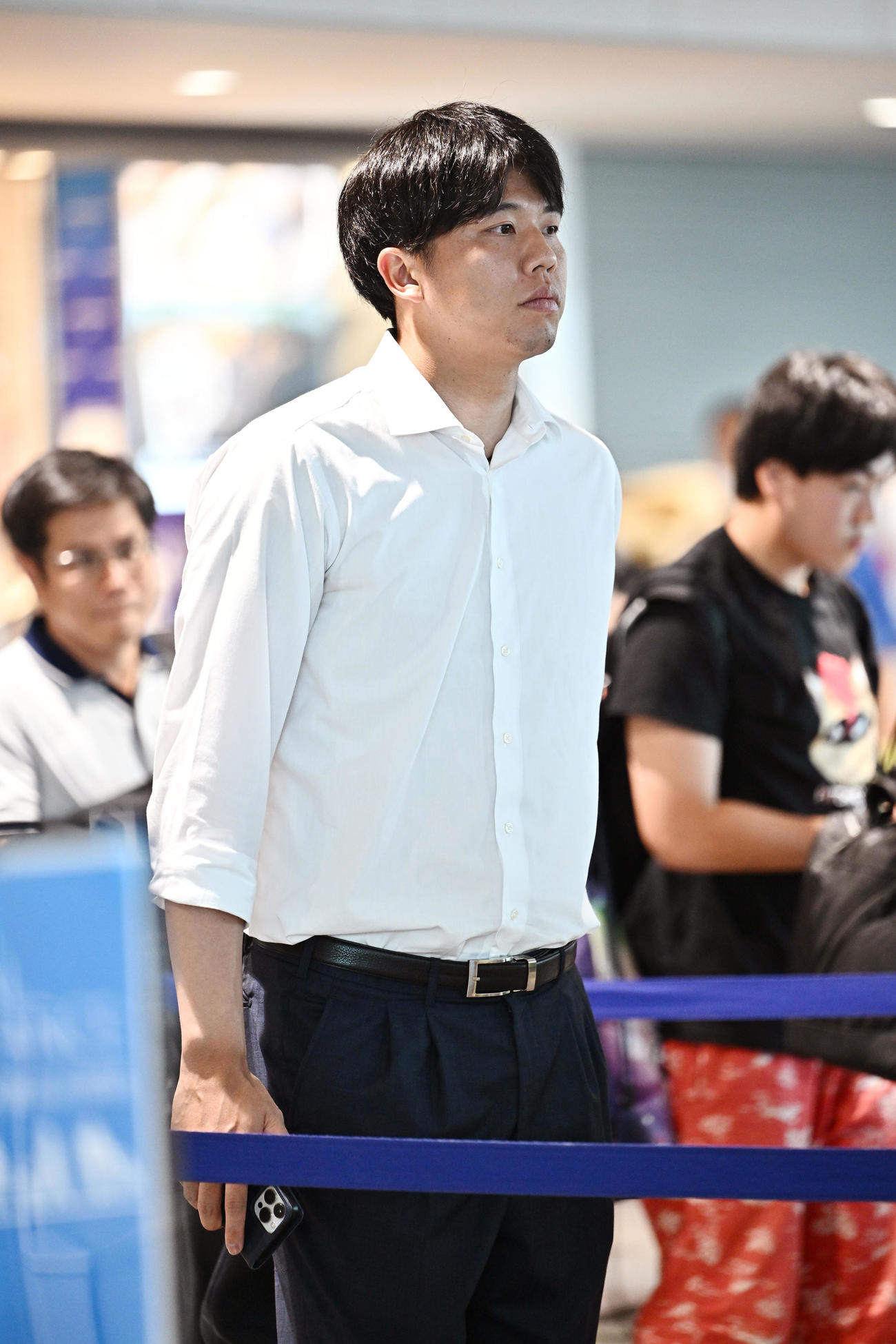 新千歳空港から移動する阪神才木（撮影・滝沢徹郎）
