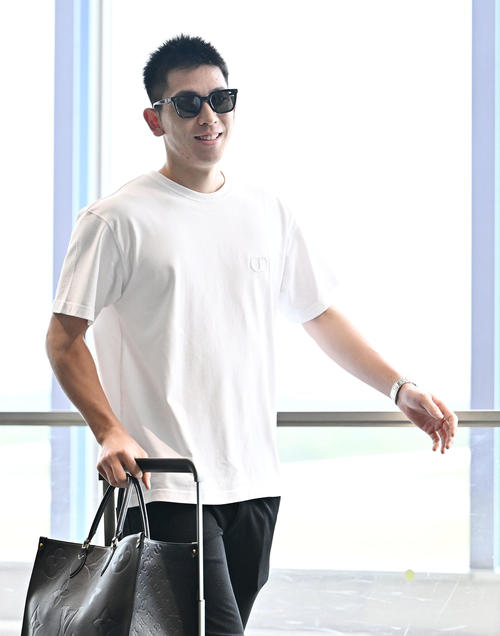 新千歳空港から移動する巨人戸郷（撮影・滝沢徹郎）
