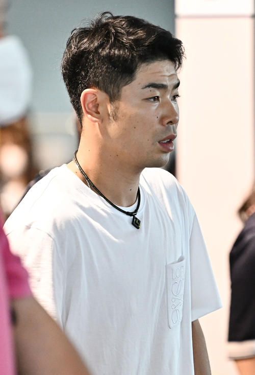 新千歳空港から移動するソフトバンク近藤（撮影・滝沢徹郎）
