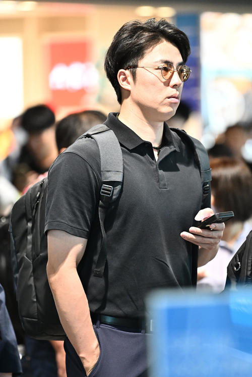 新千歳空港から移動する日本ハム田中正（撮影・滝沢徹郎）