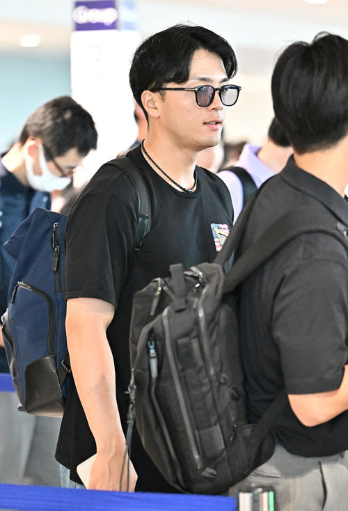 新千歳空港から移動する日本ハム郡司（撮影・滝沢徹郎）