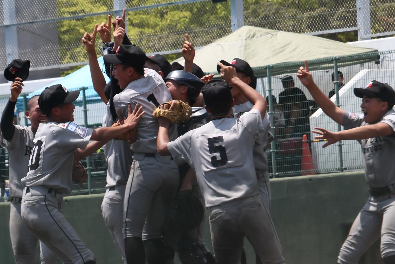 筑後リバーズのナインは初優勝の瞬間マウンドに駆け寄った。中央（背番1）は大隅