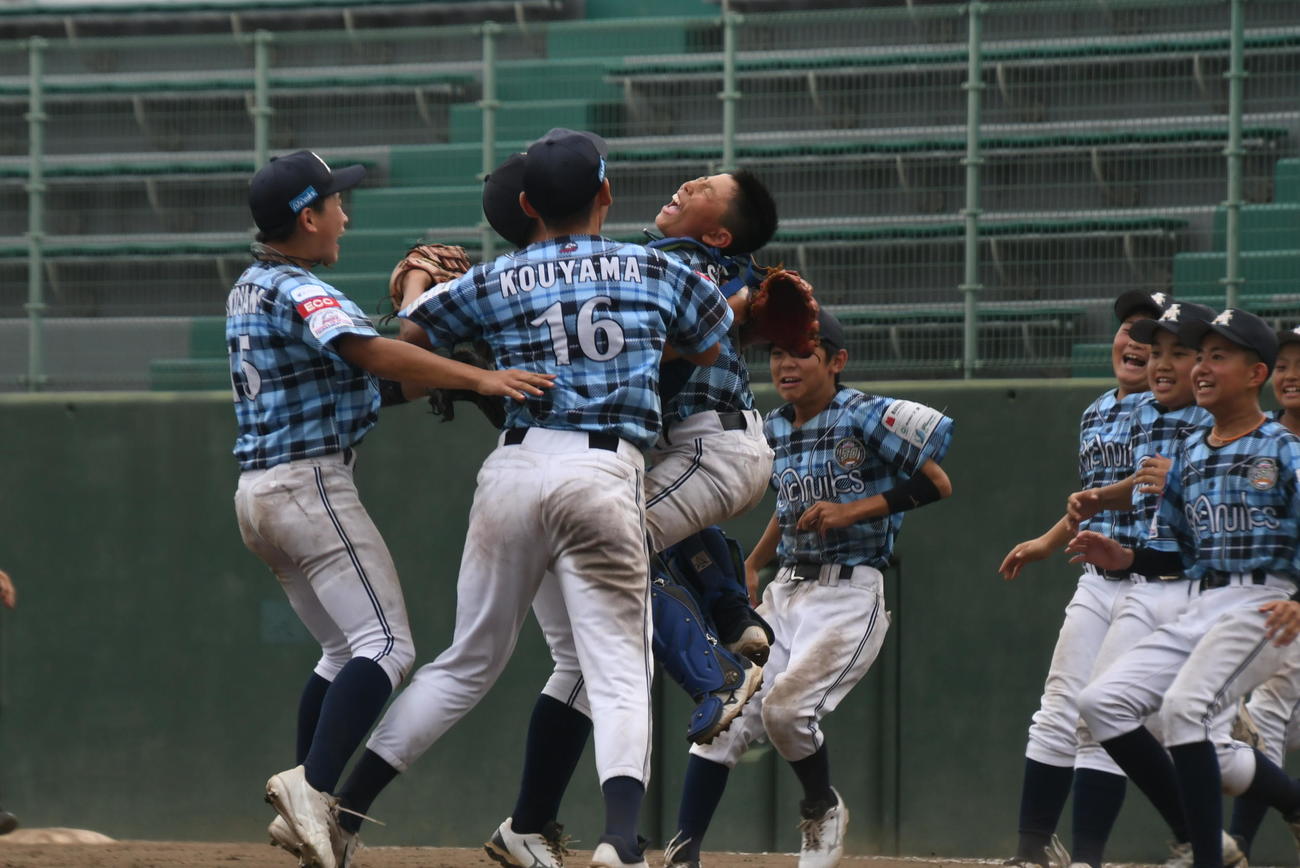SKJr.のナインは初優勝に大喜び