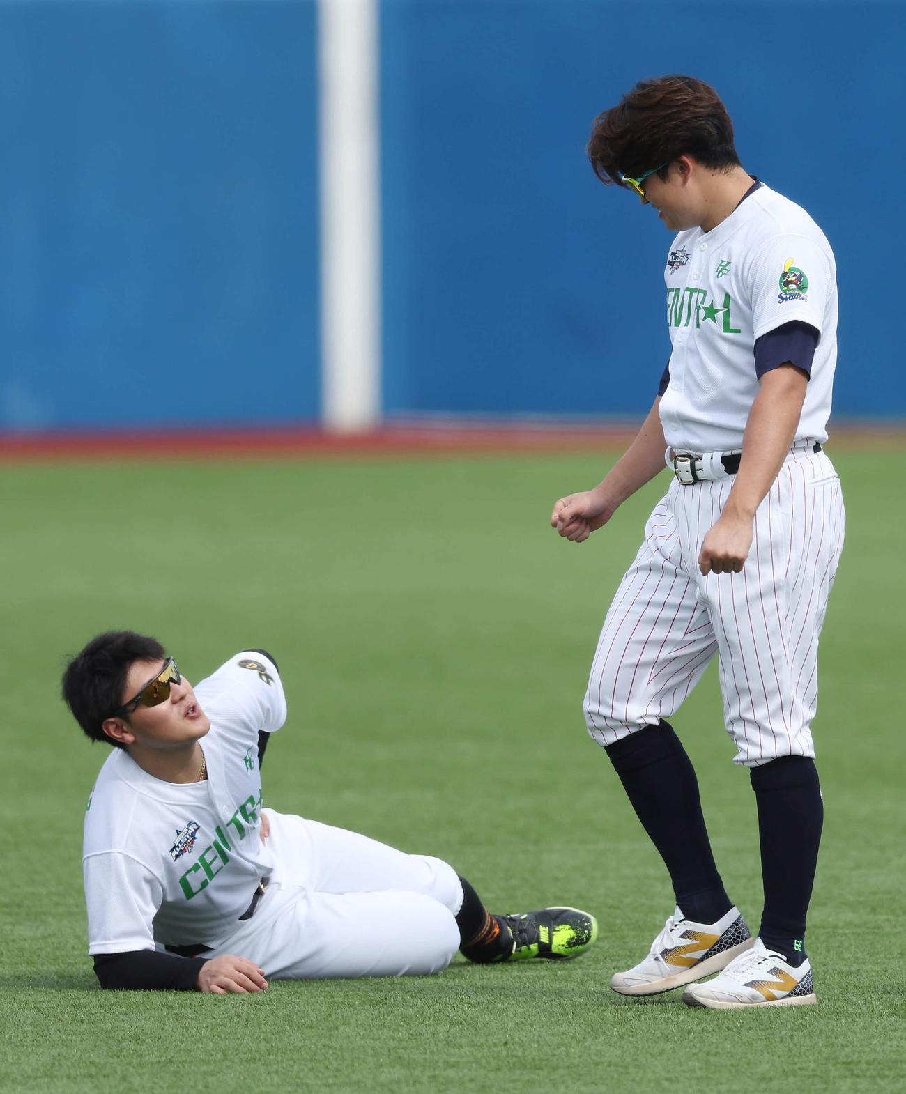 全セ対全パ　試合前練習で巨人岡本和（左）にカメラを向けるDeNA山本（撮影・前田充）
