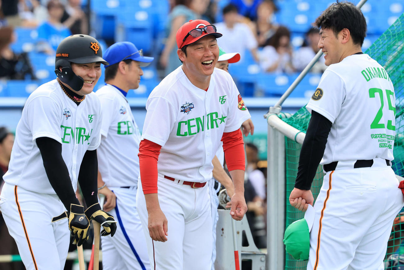 全セ対全パ　練習中、広島新井監督（中央）は巨人丸（左）、岡本和と談笑する（撮影・浅見桂子）
