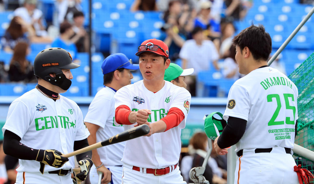 全セ対全パ　練習中、広島新井監督（中央）は巨人丸（左）、岡本和と談笑する（撮影・浅見桂子）