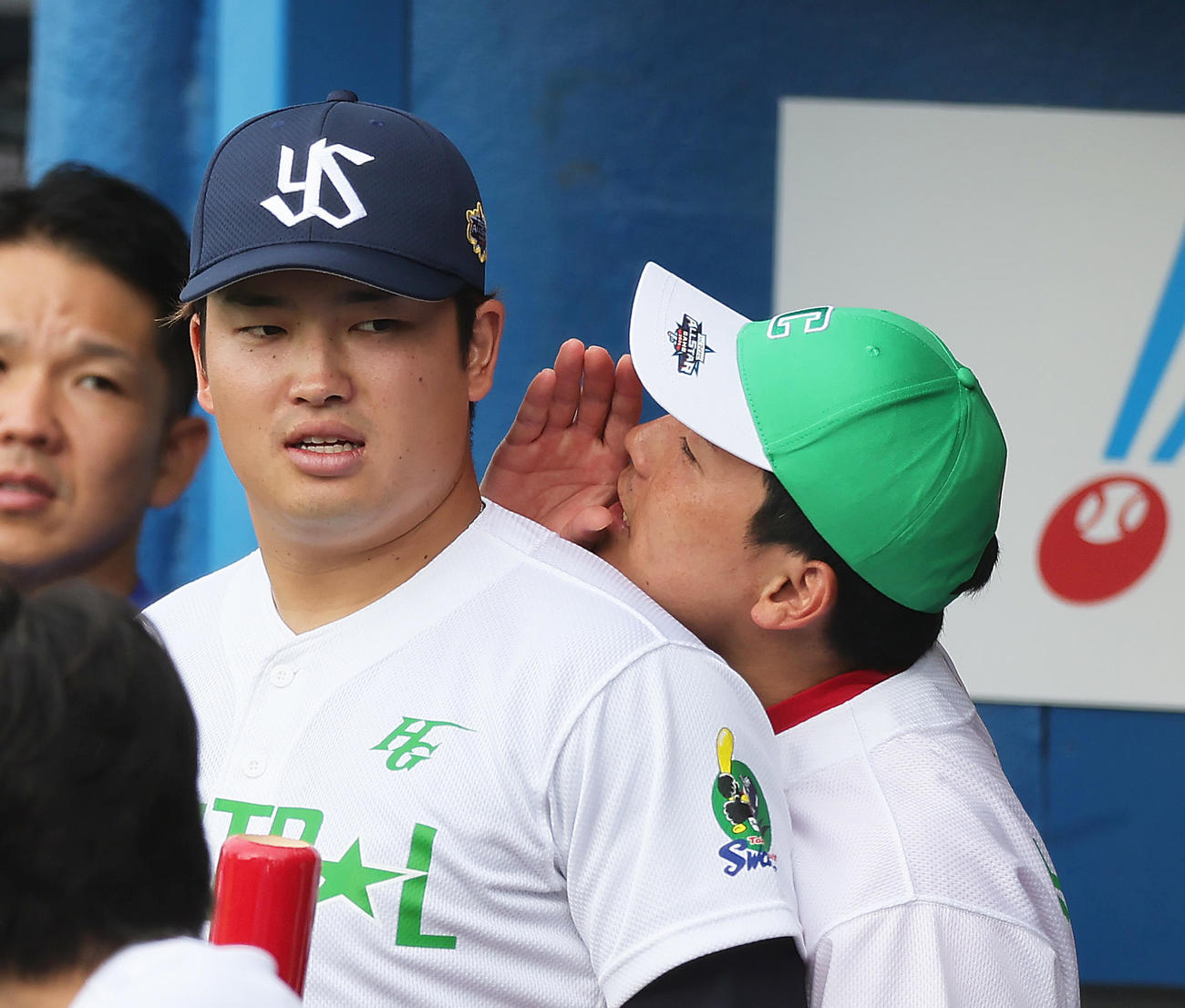 ホームランダービーを前にヤクルト村上（左）に耳打ちする広島栗林（撮影・足立雅史）