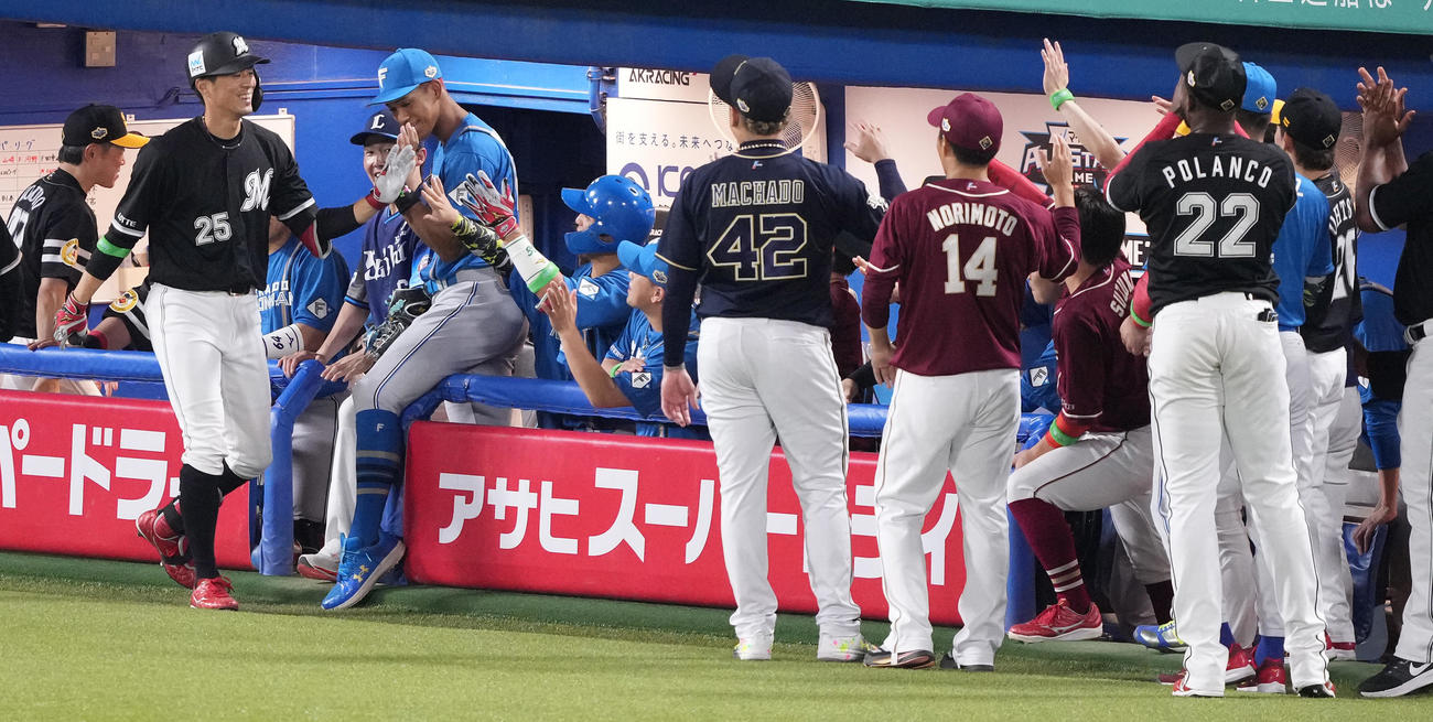 全セ対全パ　7回表全パ無死、右越えソロ本塁打を放った岡（左）はナインと笑顔でハイタッチ（撮影・鈴木みどり）