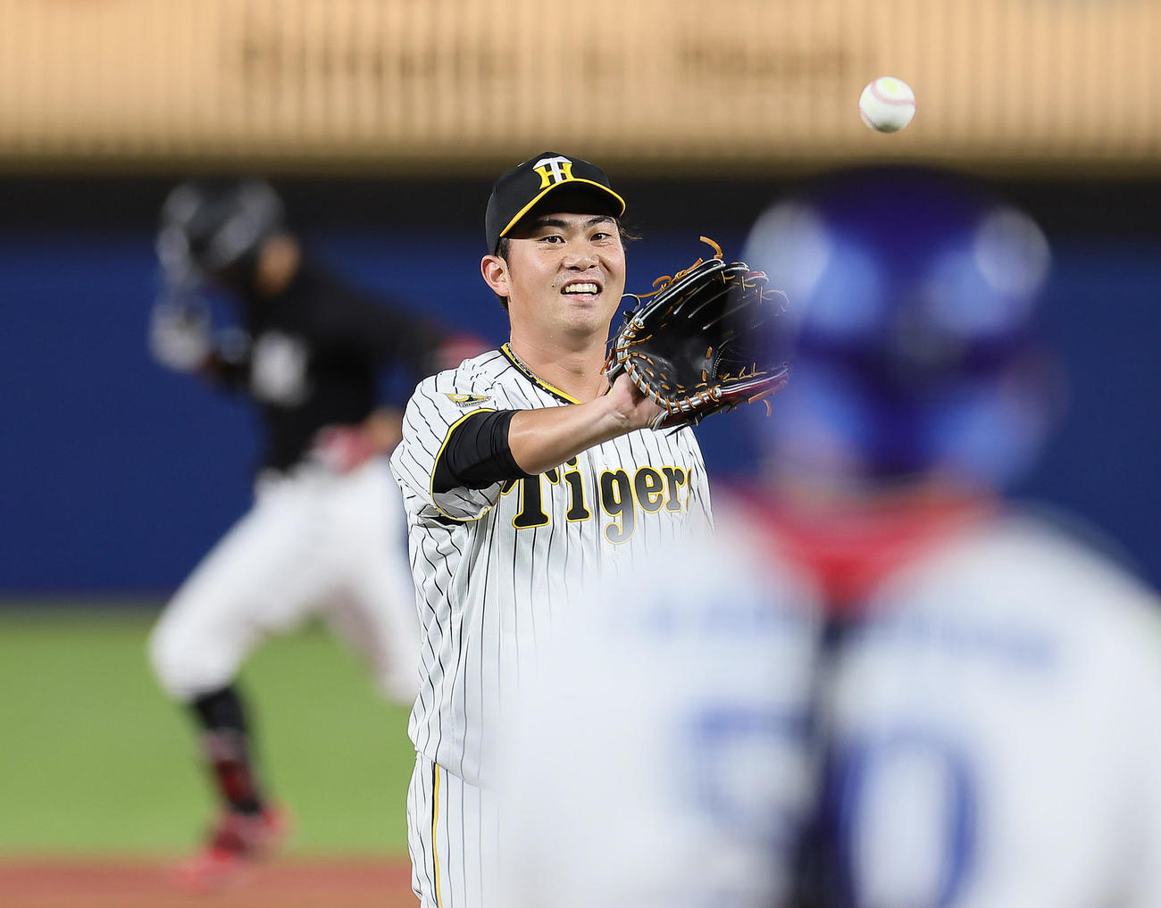 全セ対全パ　7回表全パ無死、岡（後方）に右越え本塁打を浴びた桐敷（撮影・足立雅史）