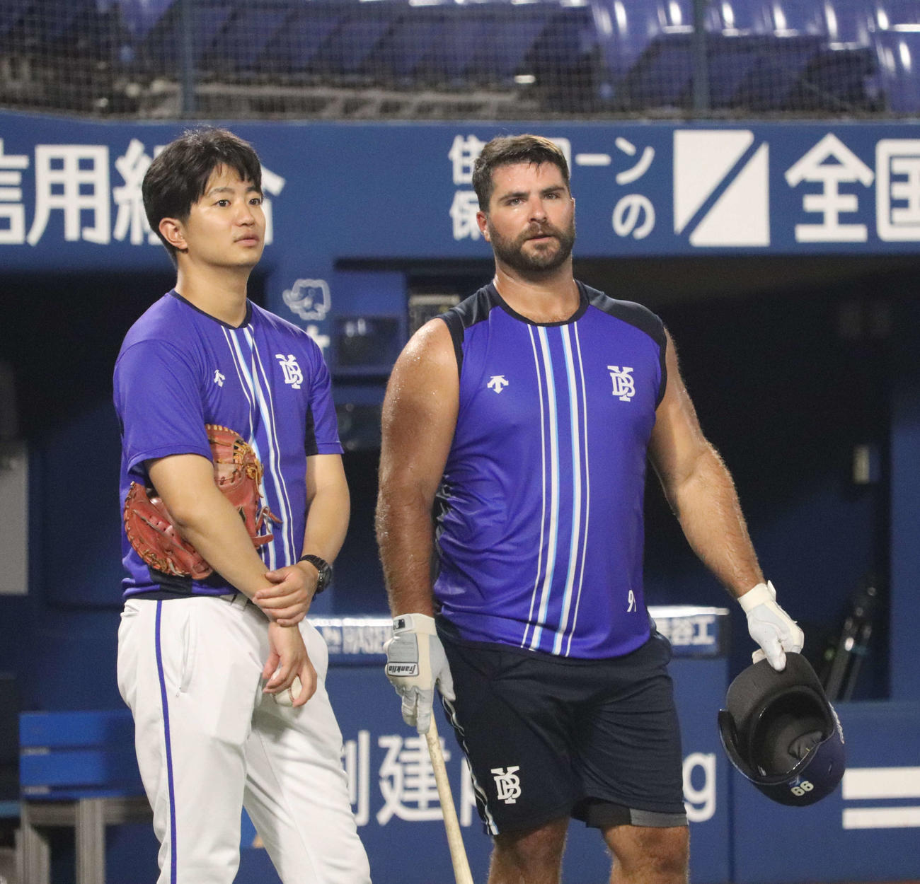 横浜スタジアムでの1軍練習に参加したDeNA新外国人フォード（右）（撮影・小早川宗一郎）