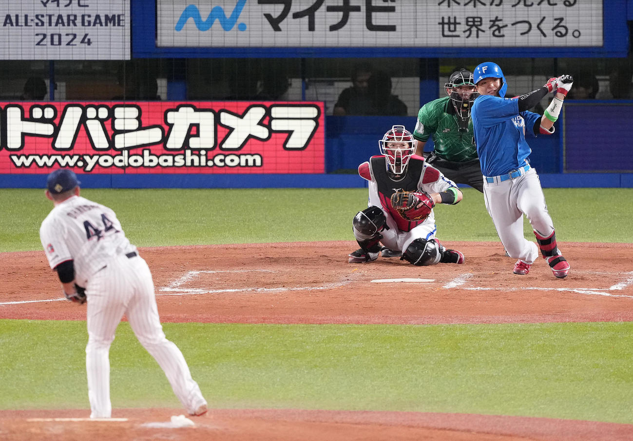 全セ対全パ　8回表全パ2死一、二塁、左前適時打を放つ郡司。投手大西（撮影・鈴木みどり）