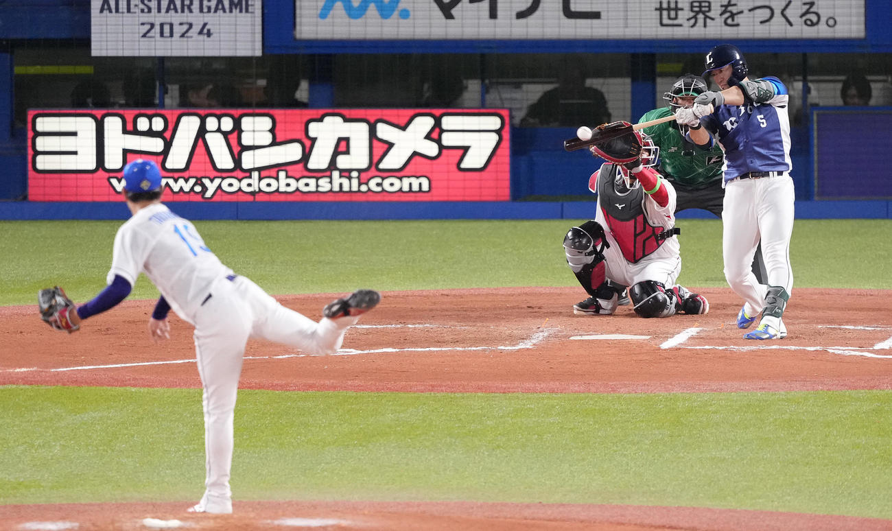 全セ対全パ　6回表全パ1死満塁、右前適時打を放つ外崎。投手高橋宏（撮影・鈴木みどり）