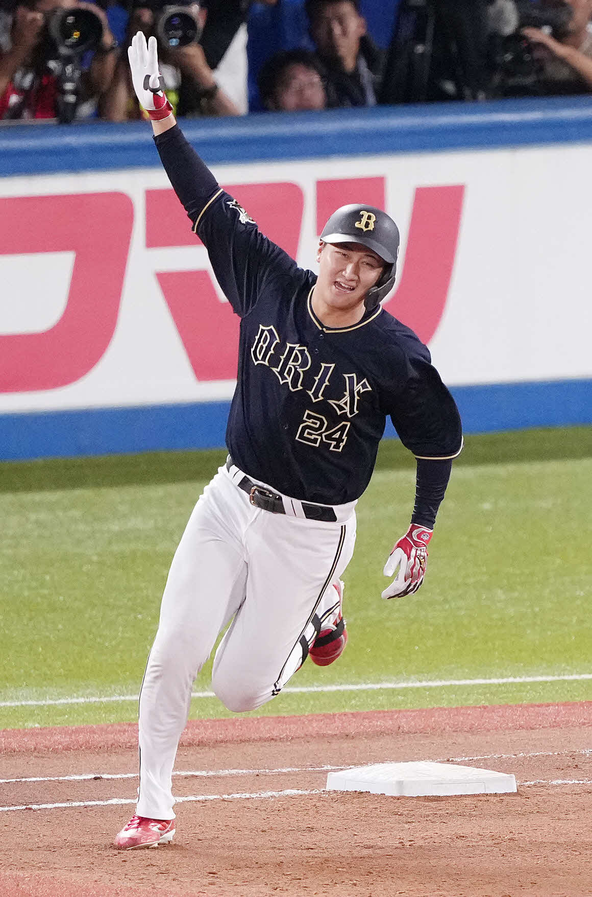 全セ対全パ　8回表全パ2死二塁、中越え2点本塁打を放ち、右手を挙げる紅林（撮影・鈴木みどり）