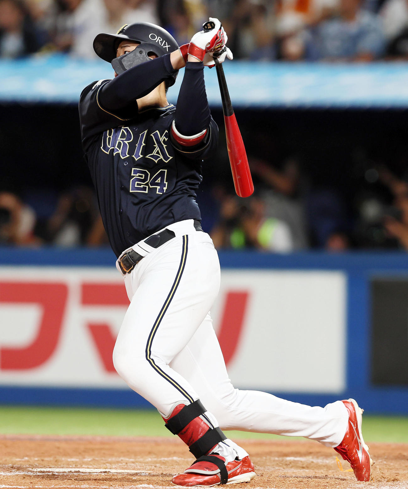 全セ対全パ　8回表全パ2死二塁、紅林は中越え2点本塁打を放つ（撮影・加藤哉）