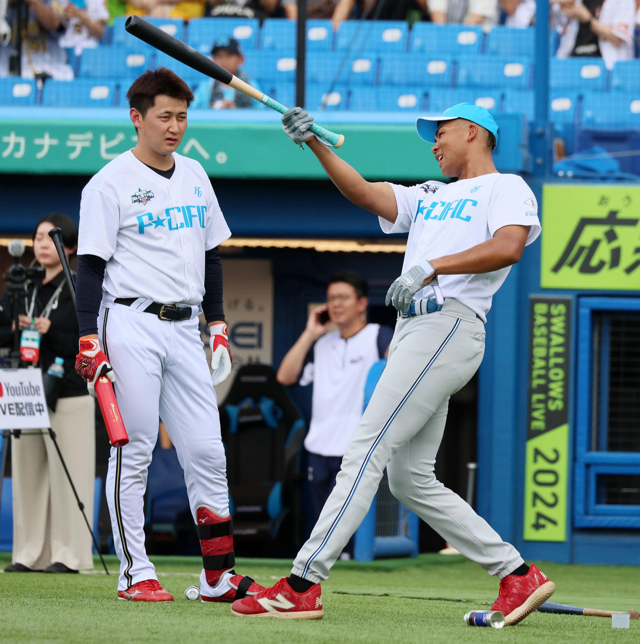 全セ対全パ　打撃練習時に水谷（右）と話す紅林（撮影・加藤哉）