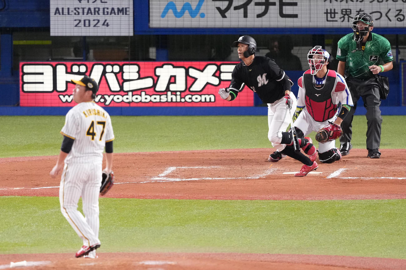 全セ対全パ　7回表全パ無死、右越えソロ本塁打を放つ岡。投手桐敷（撮影・鈴木みどり）