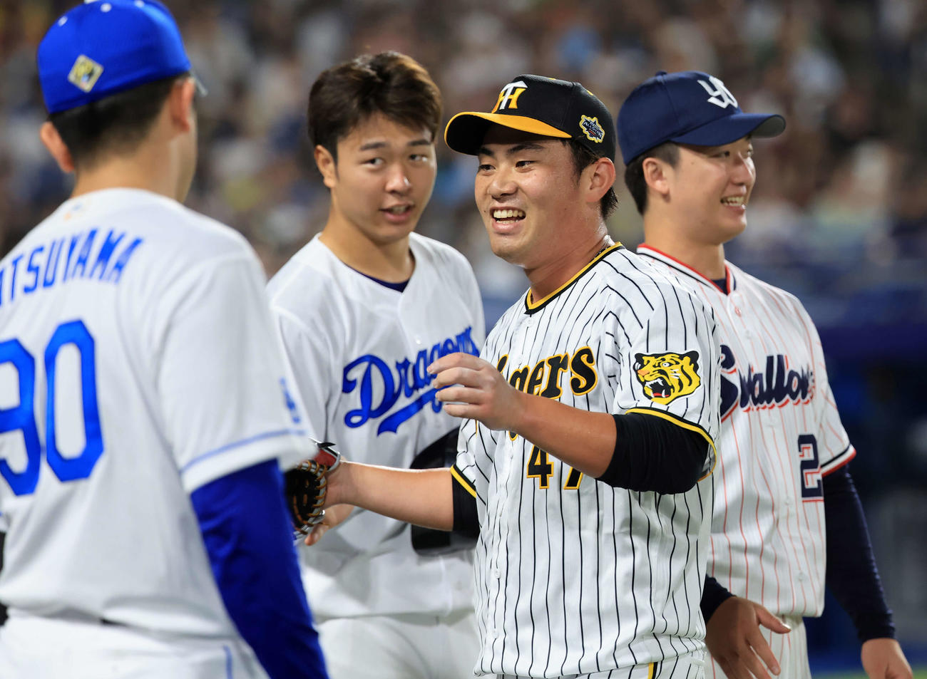 全セ対全パ　7回全パの攻撃後、笑顔でナインとハイタッチする桐敷（右）（撮影・浅見桂子）