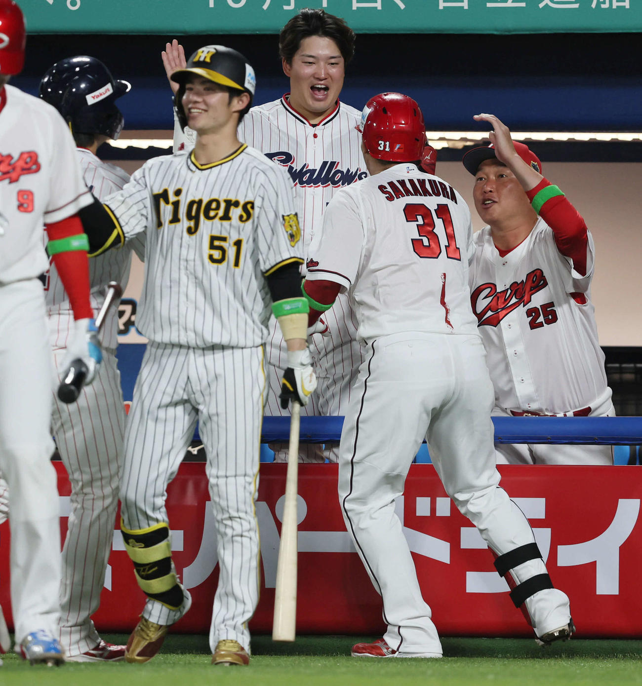 全セ対全パ　2回裏全セ2死満塁、坂倉は中越え満塁本塁打を放ち新井コーチ（右）からヘルメットを叩かれ祝福される（撮影・加藤哉）