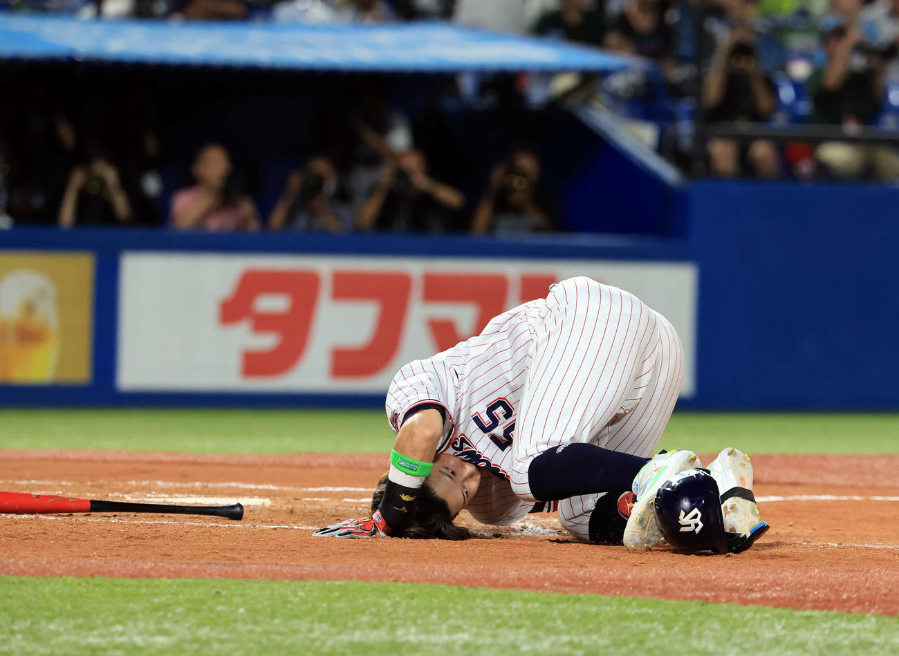 全セ対全パ　7回裏全セ無死一塁、高めの投球にのけぞり倒れる村上（撮影・浅見桂子）