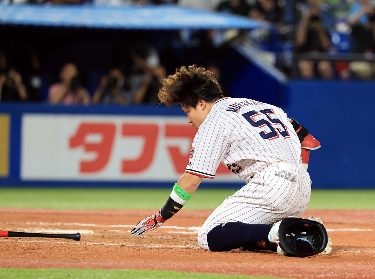 全セ対全パ　7回裏全セ無死一塁、高めの投球にのけぞり倒れる村上（撮影・浅見桂子）