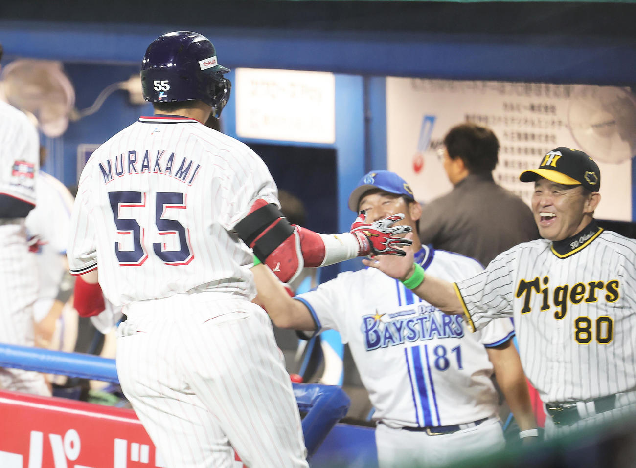 全セ対全パ　5回裏全セ1死、村上（左）が左越え本塁打を放ち笑顔で迎える岡田監督（右）（撮影・足立雅史）