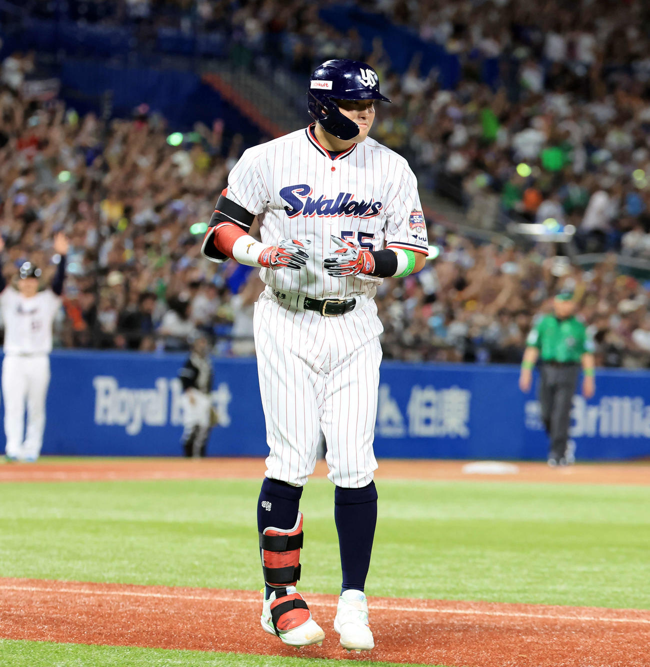 全セ対全パ　5回裏全セ1死、村上は左越えソロ本塁打を放ち拍手（撮影・浅見桂子）
