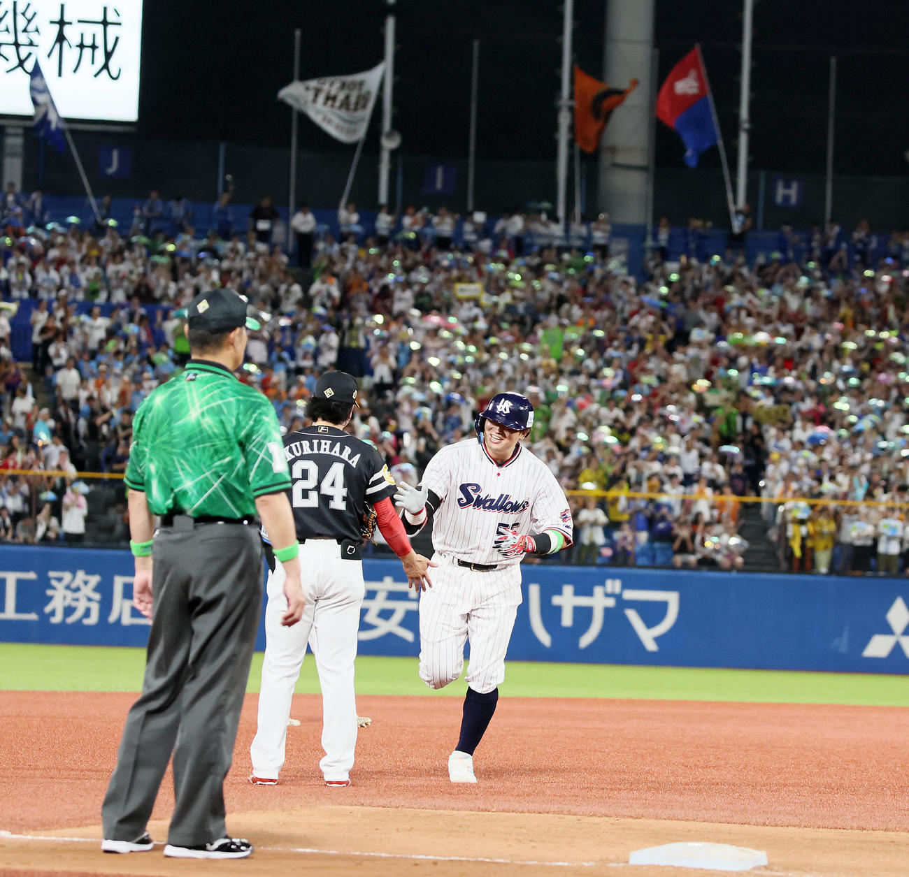 全セ対全パ　5回裏全セ1死、村上は左越えソロ本塁打を放ち全パの栗原（左）とタッチしてダイヤモンドをまわる（撮影・加藤哉）