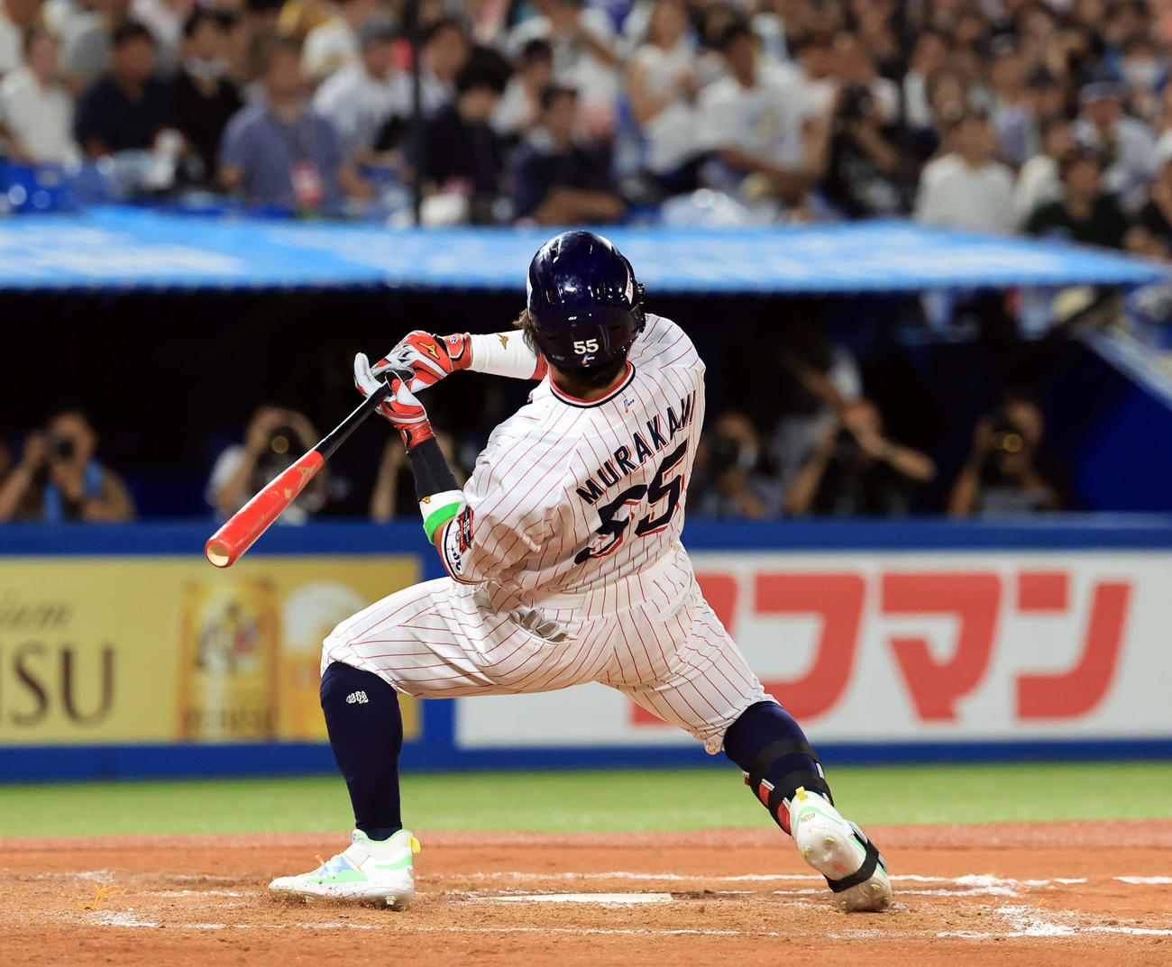 全セ対全パ　7回裏全セ無死一塁、高めの投球にのけぞり倒れる村上（撮影・浅見桂子）