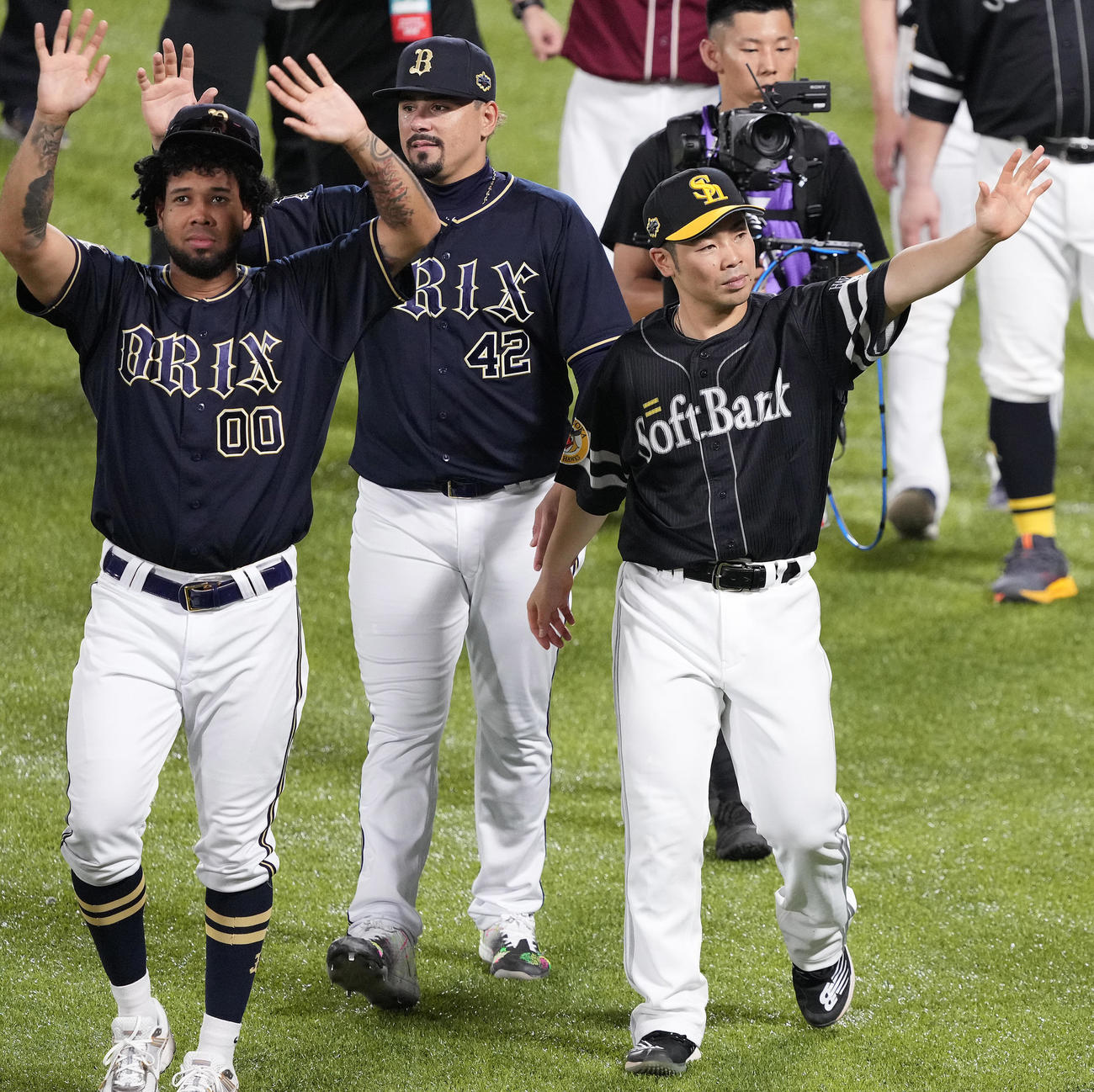全セ対全パ　全パ近藤（右）はファンの声援に応える（撮影・鈴木みどり）