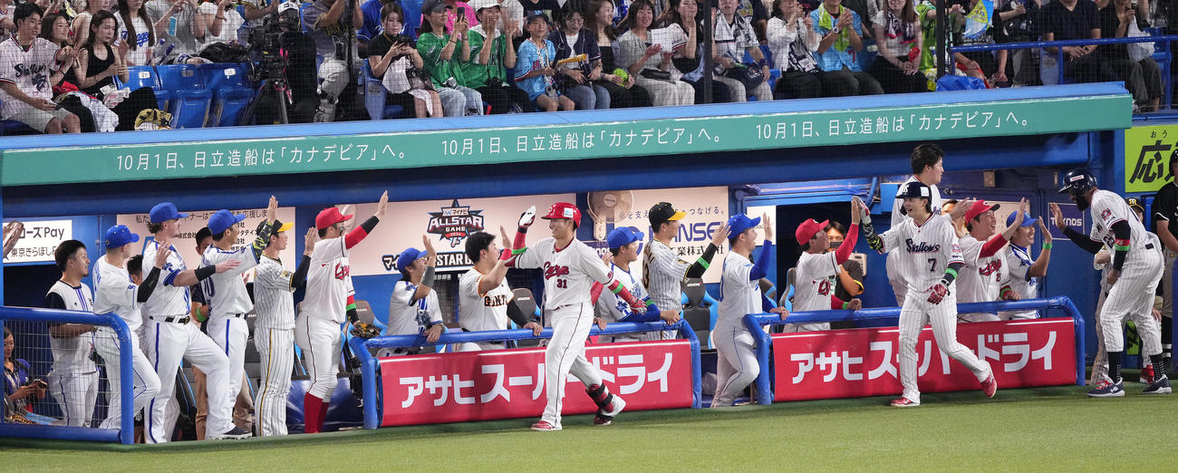 全セ対全パ　2回裏全セ2死満塁、中越え満塁本塁打を放った坂倉（中央）はナインと笑顔でハイタッチ（撮影・鈴木みどり）