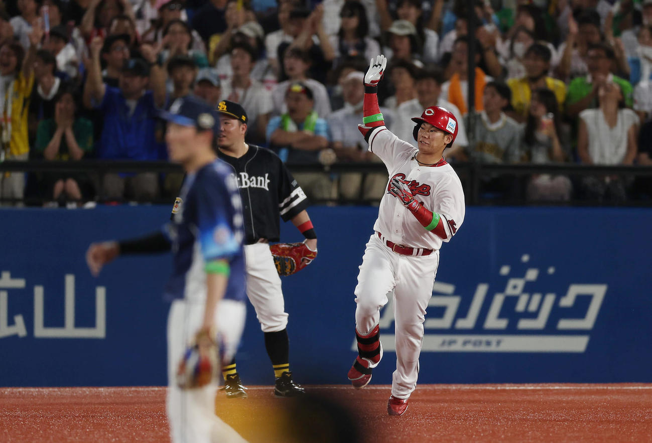 全セ対全パ　2回裏全セ2死満塁、中越え満塁本塁打を放った広島坂倉（右）（撮影・前田充）