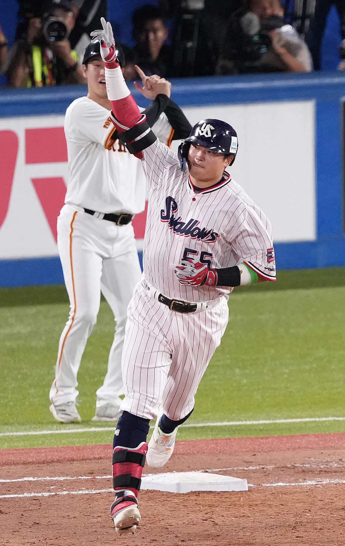 全セ対全パ　5回裏全セ1死、左越えソロ本塁打を放った村上は右手を突き上げる（撮影・鈴木みどり）