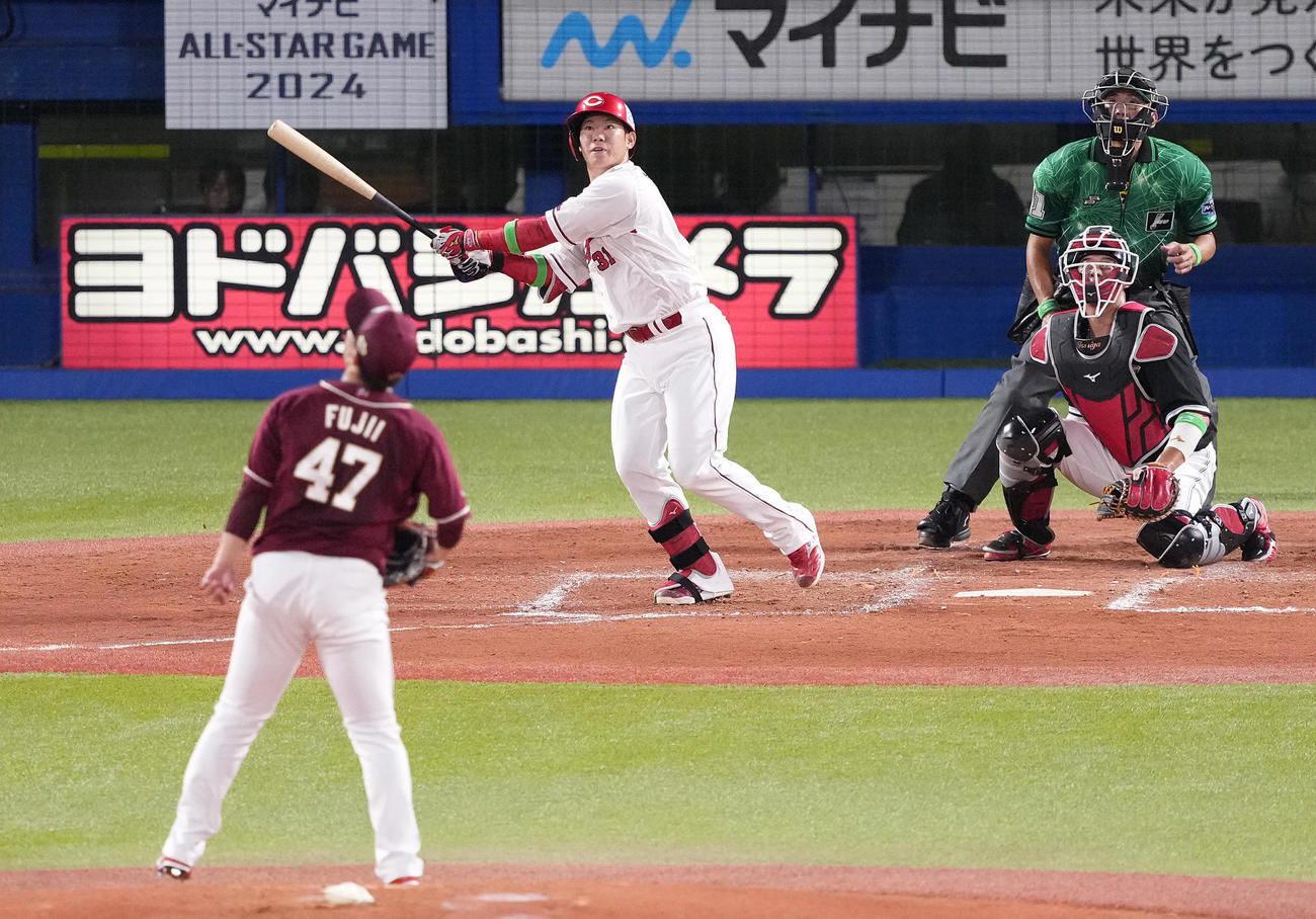 全セ対全パ　2回裏全セ2死満塁、中越え満塁本塁打を放つ坂倉。投手藤井（撮影・鈴木みどり）