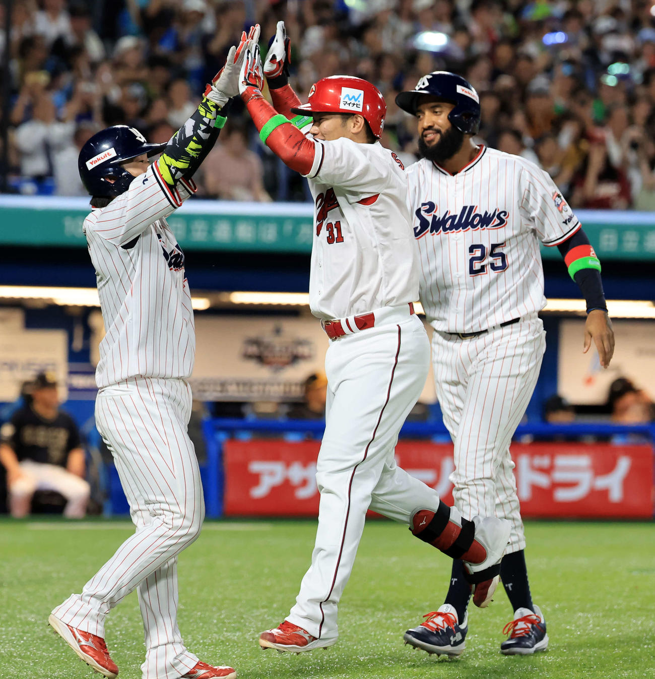 全セ対全パ　2回裏全セ2死満塁、坂倉（中央）は中越え満塁本塁打を放ちジャンプしてサンタナらとハイタッチ（撮影・浅見桂子）