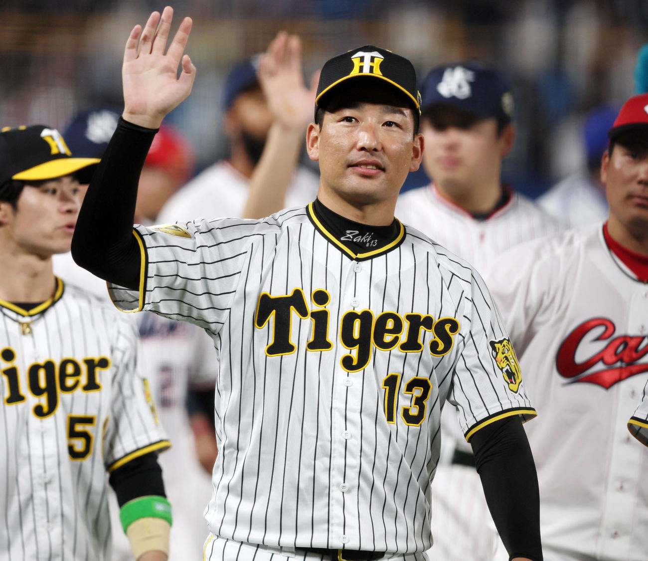 全セ対全パ　試合後場内1周してファンにあいさつする岩崎ら全セナイン（撮影・加藤哉）