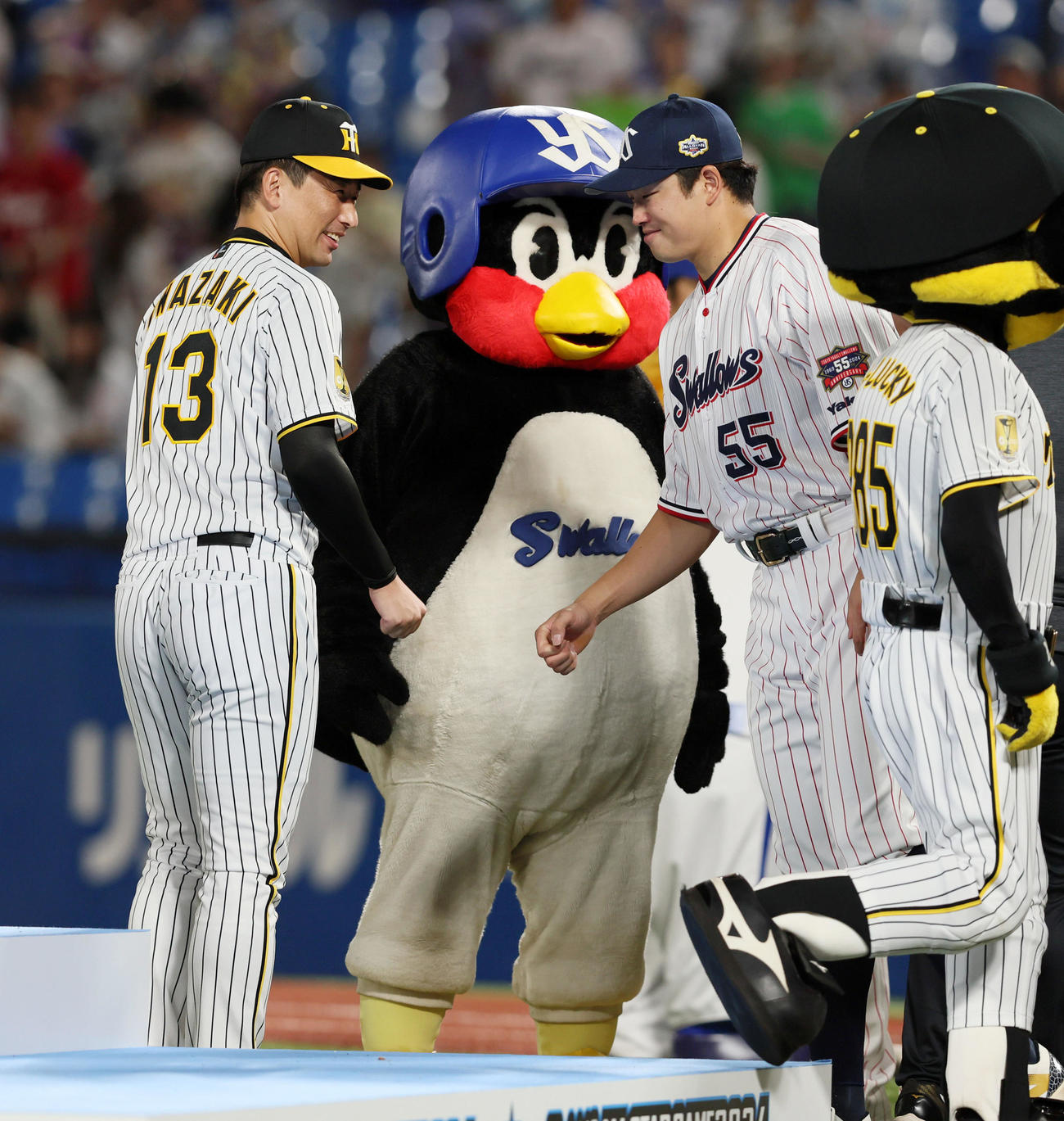 全セ対全パ　試合を終え村上（右）とタッチする岩崎（撮影・加藤哉）